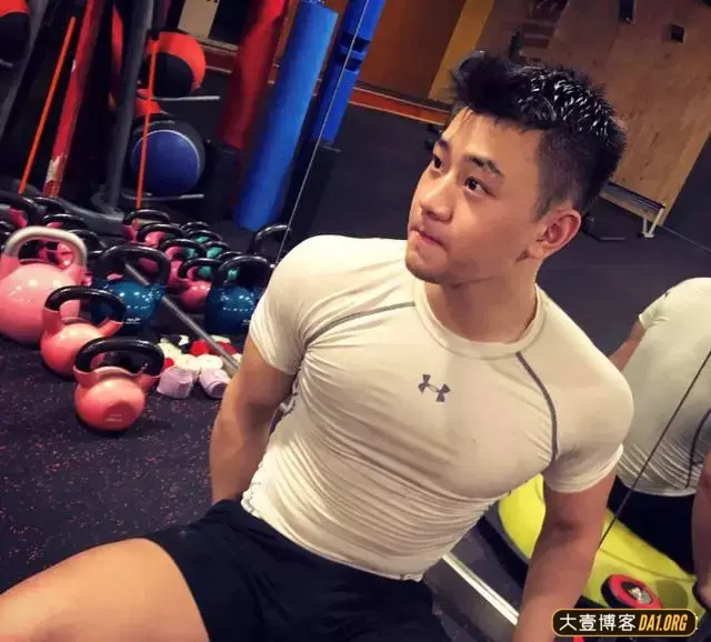 曾当红清纯校草变肌肉帅哥,颜值依旧在线,不过身材越来越壮了! 曾当红清纯校草变肌肉帅哥,颜值依旧在线,不过身材越来越壮了!