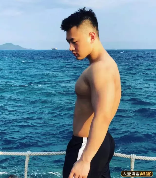 曾当红清纯校草变肌肉帅哥,颜值依旧在线,不过身材越来越壮了! 曾当红清纯校草变肌肉帅哥,颜值依旧在线,不过身材越来越壮了!