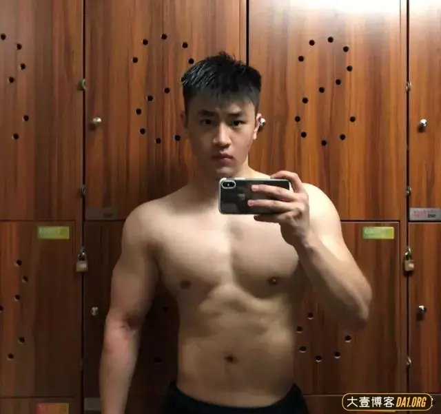 曾当红清纯校草变肌肉帅哥,颜值依旧在线,不过身材越来越壮了! 曾当红清纯校草变肌肉帅哥,颜值依旧在线,不过身材越来越壮了!
