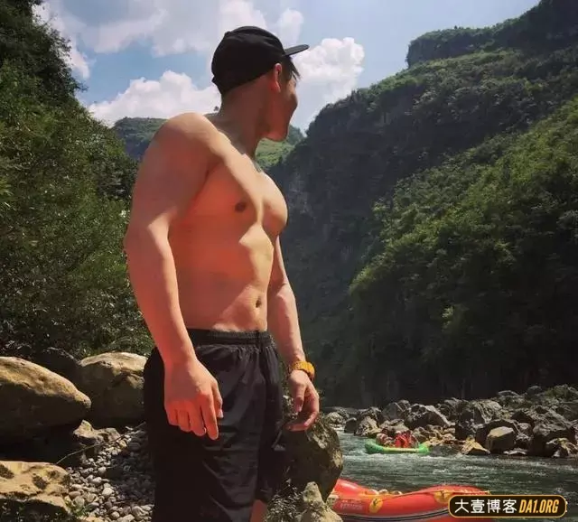 曾当红清纯校草变肌肉帅哥,颜值依旧在线,不过身材越来越壮了! 曾当红清纯校草变肌肉帅哥,颜值依旧在线,不过身材越来越壮了!