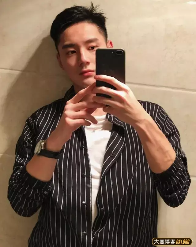 网红短裤体育生最爱豪放自拍,秀长腿私照张张圈粉! 网红短裤体育生最爱豪放自拍,秀长腿私照张张圈粉!