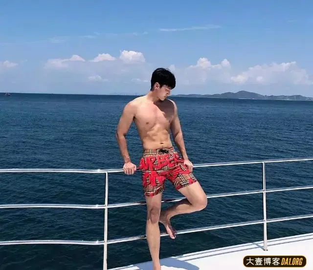 五官精致的韩国肌肉男神,皮肤吹弹可破,有着标配的大长腿! 五官精致的韩国肌肉男神,皮肤吹弹可破,有着标配的大长腿!