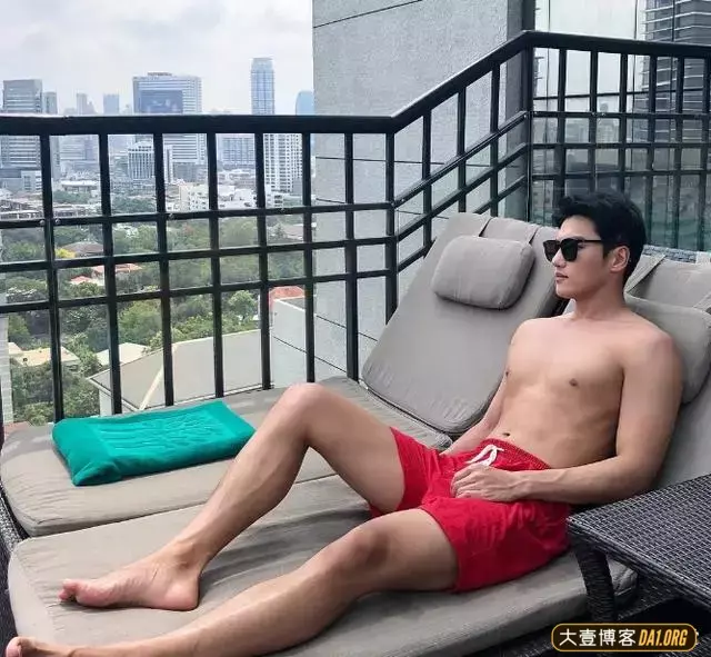 五官精致的韩国肌肉男神,皮肤吹弹可破,有着标配的大长腿! 五官精致的韩国肌肉男神,皮肤吹弹可破,有着标配的大长腿!