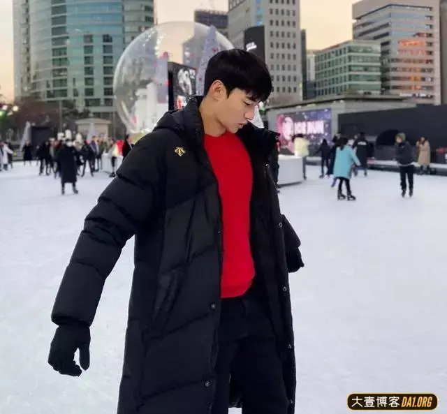 五官精致的韩国肌肉男神,皮肤吹弹可破,有着标配的大长腿! 五官精致的韩国肌肉男神,皮肤吹弹可破,有着标配的大长腿!