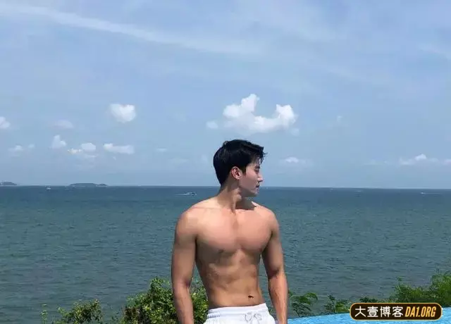 五官精致的韩国肌肉男神,皮肤吹弹可破,有着标配的大长腿! 五官精致的韩国肌肉男神,皮肤吹弹可破,有着标配的大长腿!