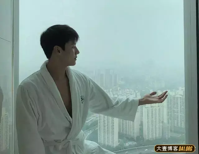 五官精致的韩国肌肉男神,皮肤吹弹可破,有着标配的大长腿! 五官精致的韩国肌肉男神,皮肤吹弹可破,有着标配的大长腿!