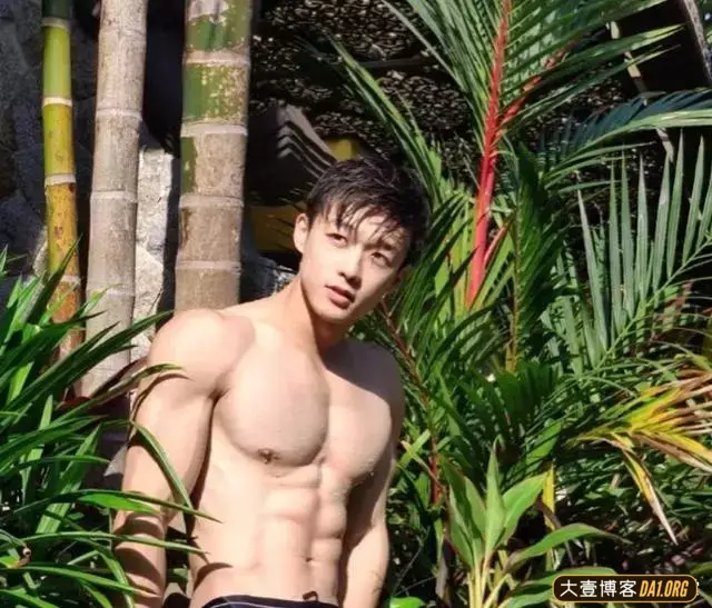 游泳教练最新写真:尺度拿捏得恰到好处,总在不经意间勾住你的心 游泳教练最新写真:尺度拿捏得恰到好处,总在不经意间勾住你的心