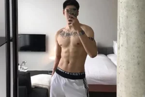 寸头高帅肌肉博主走红，嫩白皮肤，配上霸气纹身，更凭添几分性感-大壹博客