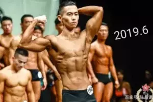 19岁少年秀肌肉：为好身材而努力健身的样子真帅！-大壹博客