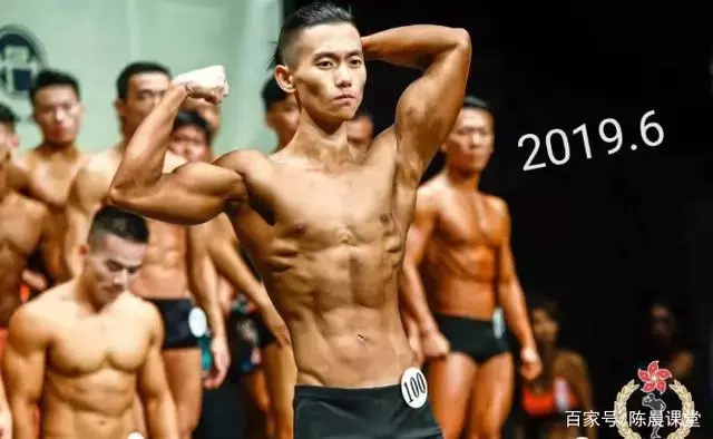 19岁少年秀肌肉:为好身材而努力健身的样子真帅! 19岁少年秀肌肉:为好身材而努力健身的样子真帅!