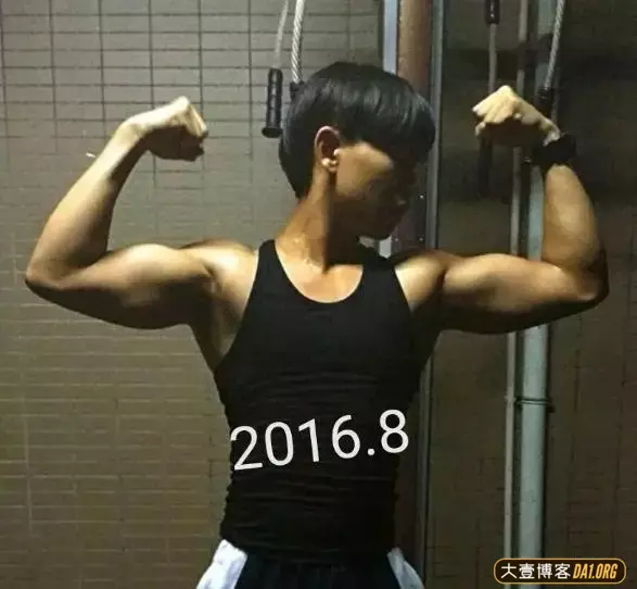 19岁少年秀肌肉:为好身材而努力健身的样子真帅! 19岁少年秀肌肉:为好身材而努力健身的样子真帅!