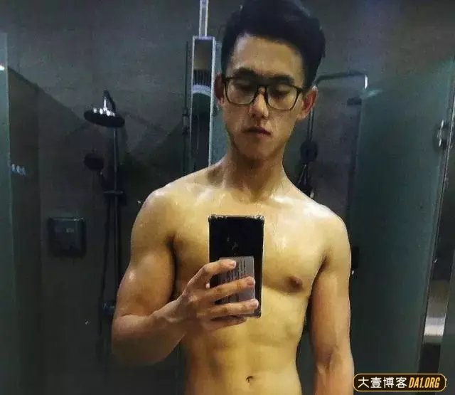 19岁少年秀肌肉:为好身材而努力健身的样子真帅! 19岁少年秀肌肉:为好身材而努力健身的样子真帅!