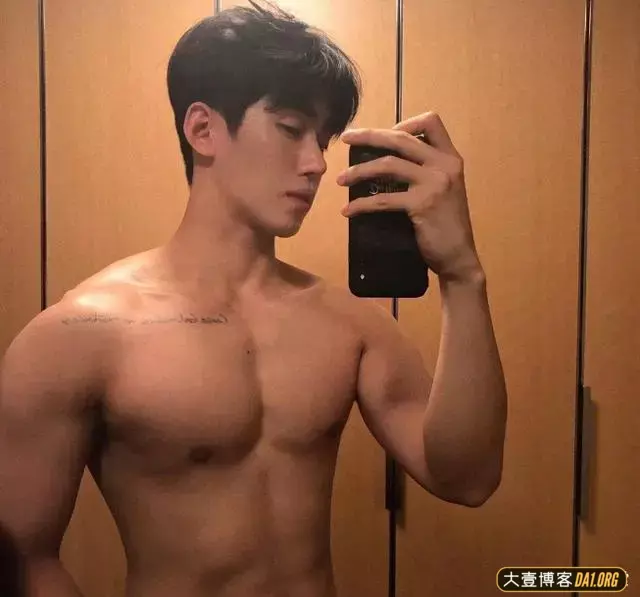 韩国筋肉网红哄人睡觉视频火了,我就是馋他的身材! 韩国筋肉网红哄人睡觉视频火了,我就是馋他的身材!