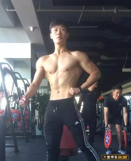 22岁云南小伙健身见解:好的身材是要知识+时间! 22岁云南小伙健身见解:好的身材是要知识+时间!