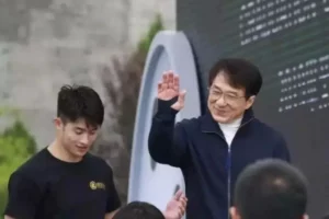 站在成龙身后的健壮男人，终于扒出来了！-大壹博客