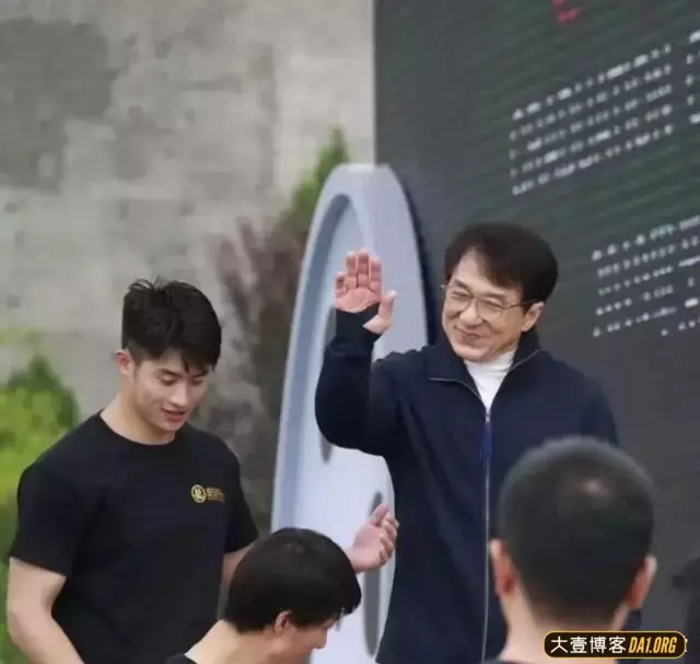 站在成龙身后的健壮男人,终于扒出来了! 站在成龙身后的健壮男人,终于扒出来了!