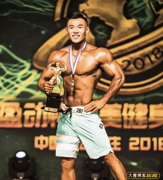 90后老板的健身小秘诀:遵从基础训练,不断提高,缺哪磕哪! 90后老板的健身小秘诀:遵从基础训练,不断提高,缺哪磕哪!
