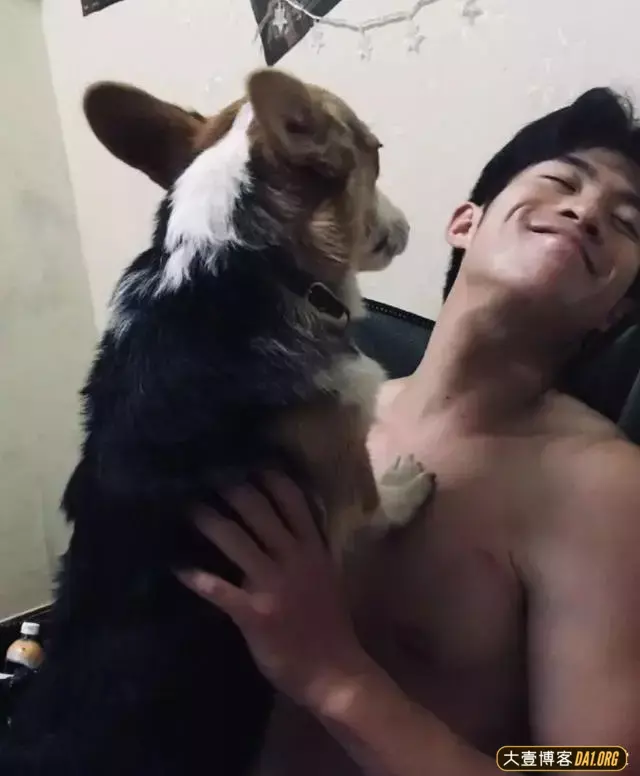 站在成龙身后的健壮男人,终于扒出来了! 站在成龙身后的健壮男人,终于扒出来了!