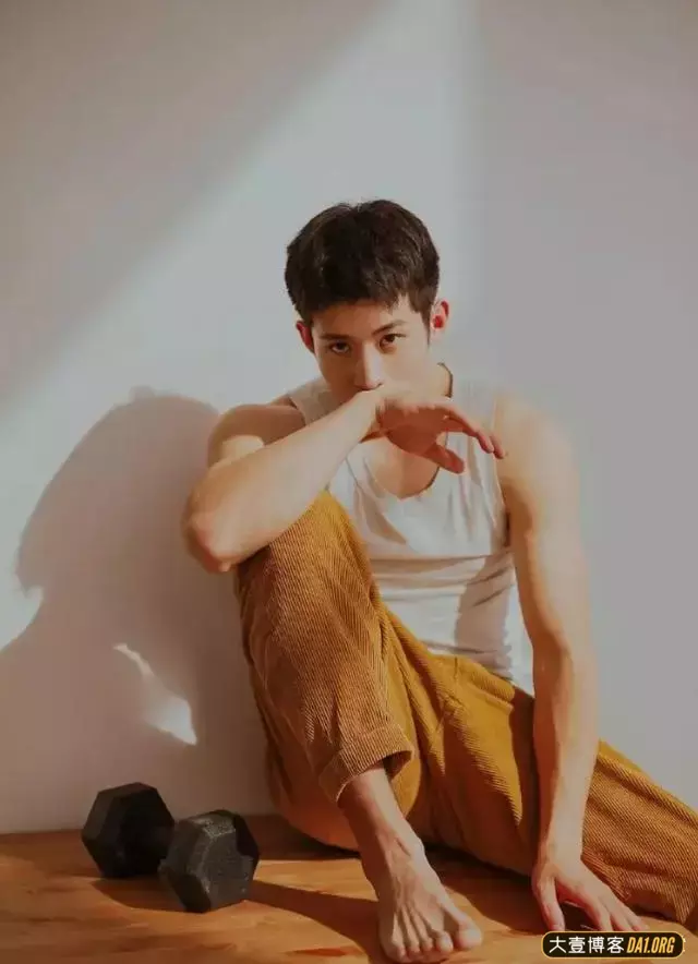 站在成龙身后的健壮男人,终于扒出来了! 站在成龙身后的健壮男人,终于扒出来了!