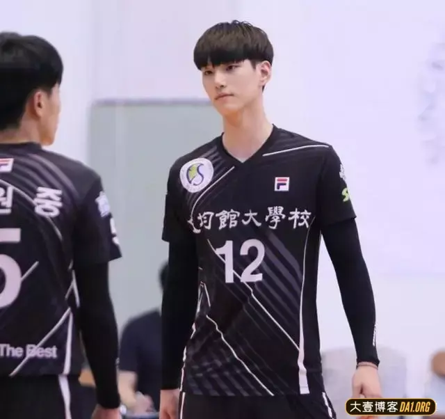 登上VOGUE的排球运动员,在沙滩上趴在好友身上太有爱! 登上VOGUE的排球运动员,在沙滩上趴在好友身上太有爱!
