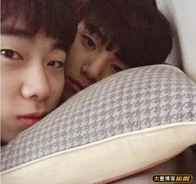 登上VOGUE的排球运动员,在沙滩上趴在好友身上太有爱! 登上VOGUE的排球运动员,在沙滩上趴在好友身上太有爱!