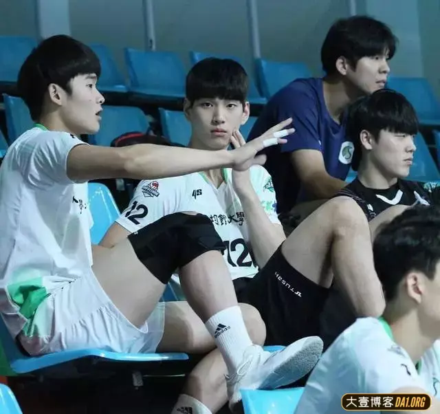 登上VOGUE的排球运动员,在沙滩上趴在好友身上太有爱! 登上VOGUE的排球运动员,在沙滩上趴在好友身上太有爱!