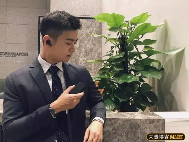 治愈系颜值的网红小哥哥,一身正装简直穿在了我的心坎上! 治愈系颜值的网红小哥哥,一身正装简直穿在了我的心坎上!
