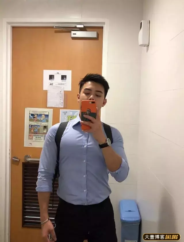 治愈系颜值的网红小哥哥,一身正装简直穿在了我的心坎上! 治愈系颜值的网红小哥哥,一身正装简直穿在了我的心坎上!
