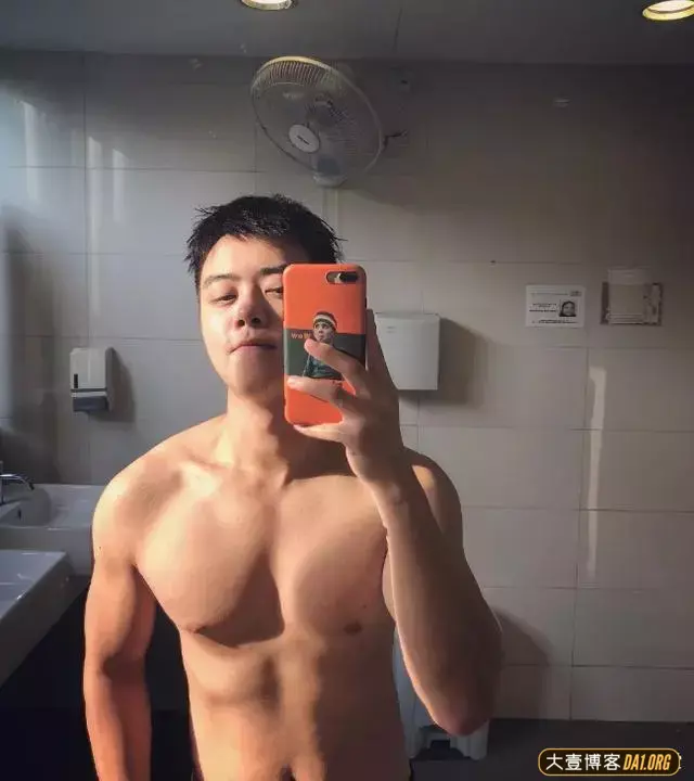 治愈系颜值的网红小哥哥,一身正装简直穿在了我的心坎上! 治愈系颜值的网红小哥哥,一身正装简直穿在了我的心坎上!
