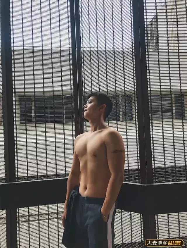 治愈系颜值的网红小哥哥,一身正装简直穿在了我的心坎上! 治愈系颜值的网红小哥哥,一身正装简直穿在了我的心坎上!