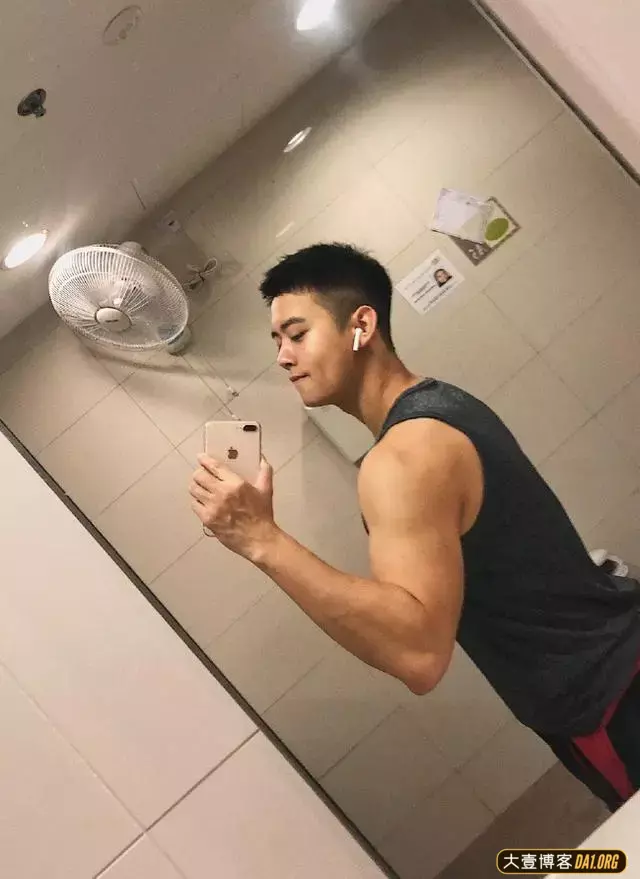治愈系颜值的网红小哥哥,一身正装简直穿在了我的心坎上! 治愈系颜值的网红小哥哥,一身正装简直穿在了我的心坎上!