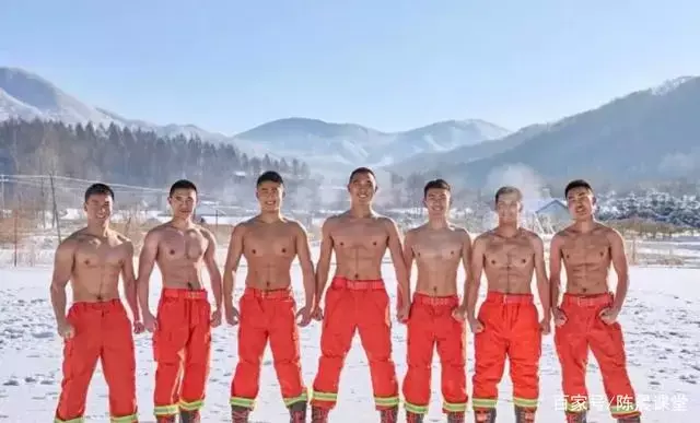 中国消防又有新动作,一群消防员哥哥跑到雪地中拍大片! 中国消防又有新动作,一群消防员哥哥跑到雪地中拍大片!