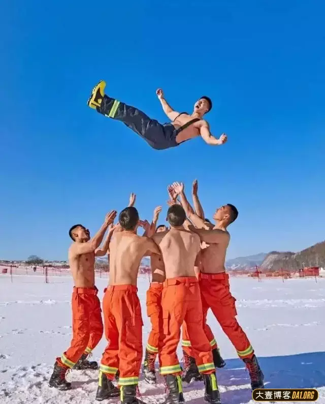 中国消防又有新动作,一群消防员哥哥跑到雪地中拍大片! 中国消防又有新动作,一群消防员哥哥跑到雪地中拍大片!