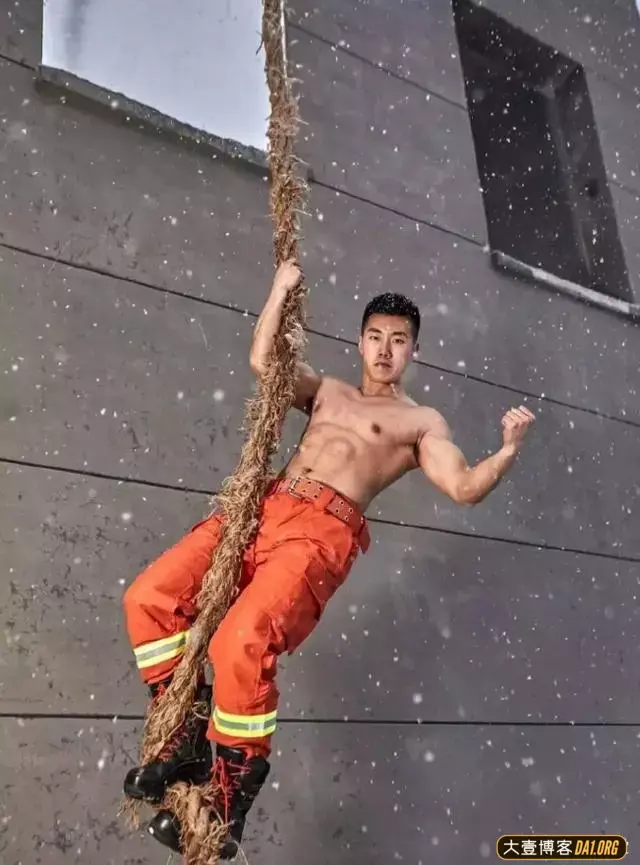 中国消防又有新动作,一群消防员哥哥跑到雪地中拍大片! 中国消防又有新动作,一群消防员哥哥跑到雪地中拍大片!