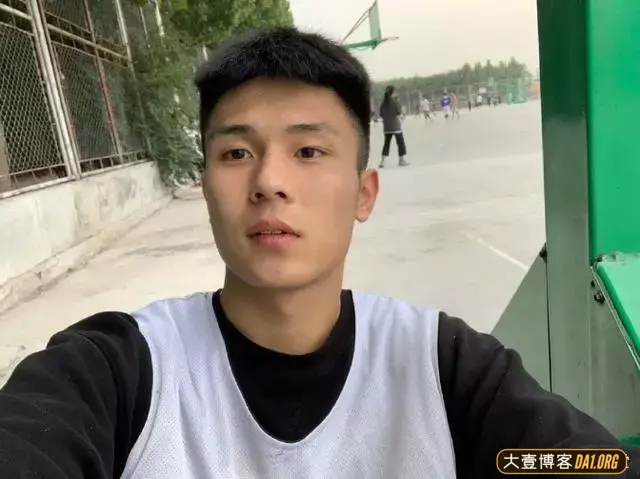 来自山东的篮球体育生帅弟弟,憨气又爽郎,显得十分可爱! 来自山东的篮球体育生帅弟弟,憨气又爽郎,显得十分可爱!