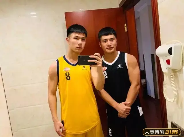 来自山东的篮球体育生帅弟弟,憨气又爽郎,显得十分可爱! 来自山东的篮球体育生帅弟弟,憨气又爽郎,显得十分可爱!