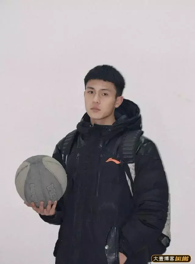 来自山东的篮球体育生帅弟弟,憨气又爽郎,显得十分可爱! 来自山东的篮球体育生帅弟弟,憨气又爽郎,显得十分可爱!