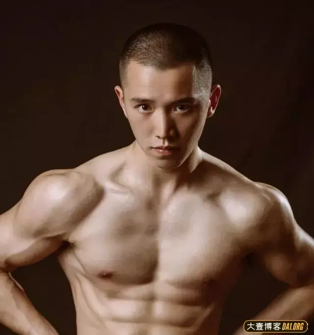 同济大学寸头小狼狗,从去年火到今年,这波硬照够抢眼! 同济大学寸头小狼狗,从去年火到今年,这波硬照够抢眼!