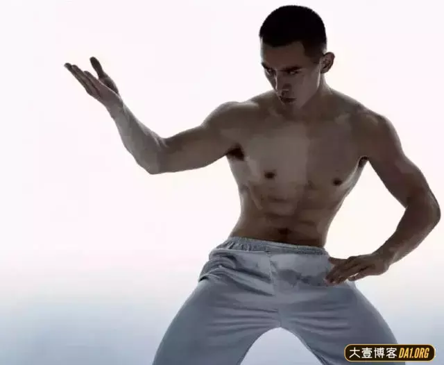 同济大学寸头小狼狗,从去年火到今年,这波硬照够抢眼! 同济大学寸头小狼狗,从去年火到今年,这波硬照够抢眼!