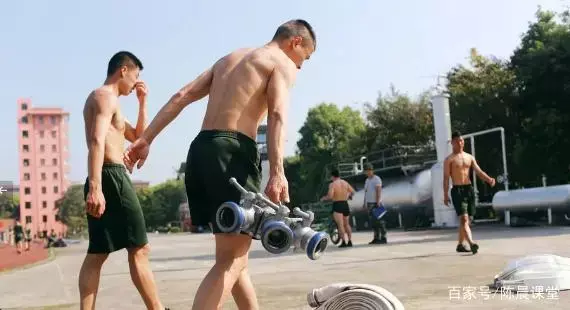 真爷们儿:实拍重庆消防兵哥哥们赤身训练现场! 真爷们儿:实拍重庆消防兵哥哥们赤身训练现场!