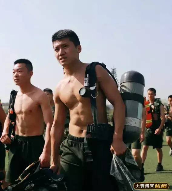 真爷们儿:实拍重庆消防兵哥哥们赤身训练现场! 真爷们儿:实拍重庆消防兵哥哥们赤身训练现场!