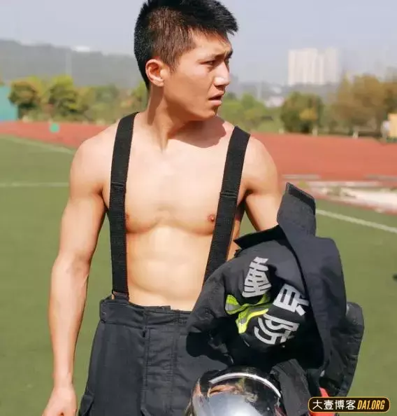 真爷们儿:实拍重庆消防兵哥哥们赤身训练现场! 真爷们儿:实拍重庆消防兵哥哥们赤身训练现场!