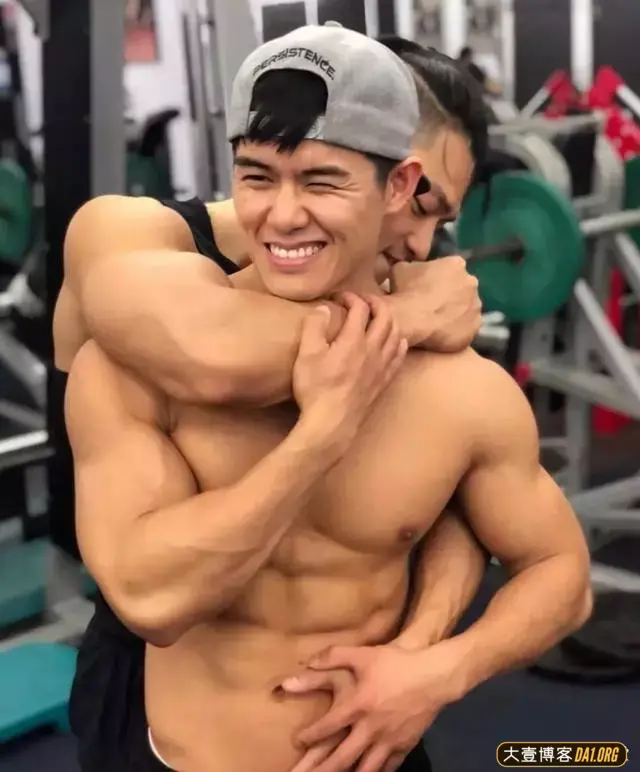 小包总的健身教练和圈内摄影师合作拍写真,身材超硬核! 小包总的健身教练和圈内摄影师合作拍写真,身材超硬核!