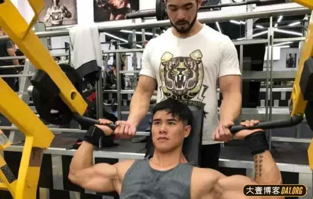 小包总的健身教练和圈内摄影师合作拍写真,身材超硬核! 小包总的健身教练和圈内摄影师合作拍写真,身材超硬核!