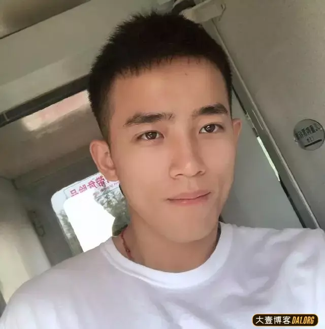 19岁的中戏肌肉小狼狗，镜头感非常强，有点像欧豪有木有？