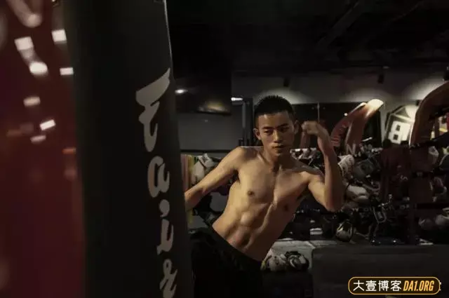 19岁的中戏肌肉小狼狗，镜头感非常强，有点像欧豪有木有？