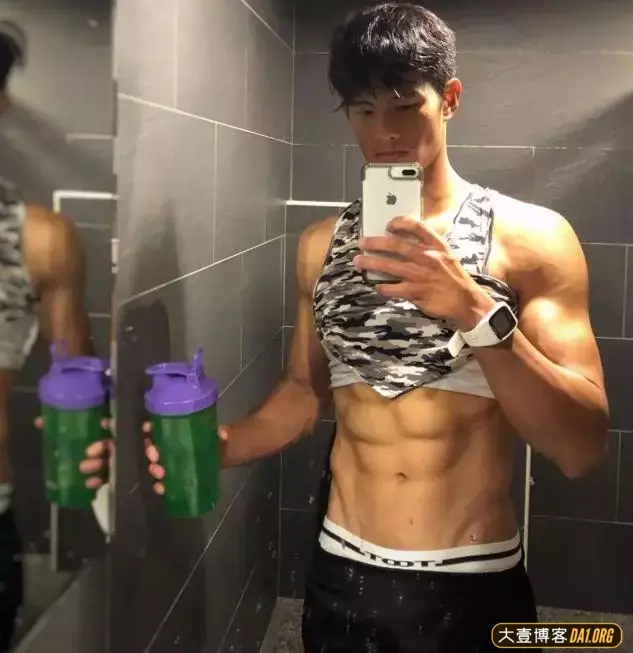 台湾龙舟体育生,穿上衣服不觉得帅,一脱掉上衣,就被深深吸引! 台湾龙舟体育生,穿上衣服不觉得帅,一脱掉上衣,就被深深吸引!