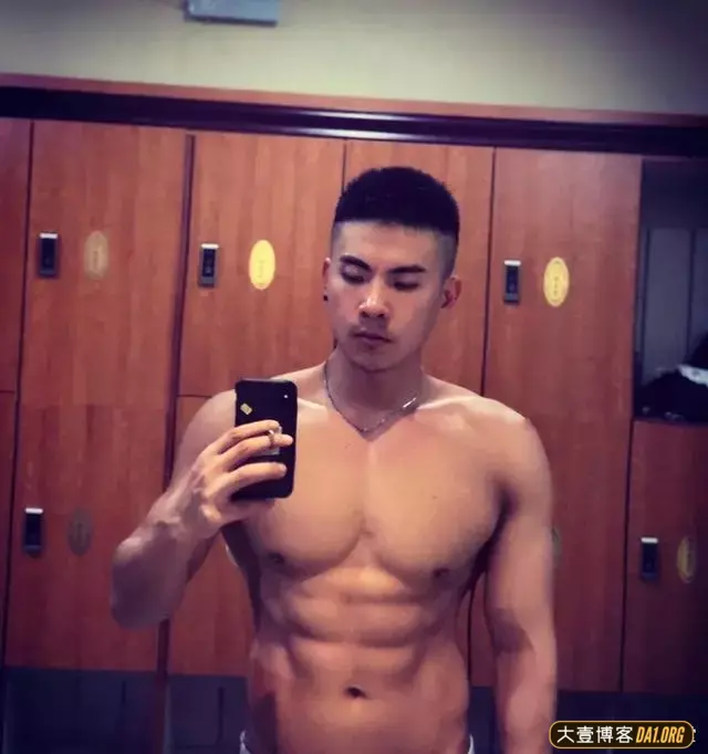 上过《康熙来了》的男模,筋肉寸头,美背翘臀,看得鼻血流一地! 上过《康熙来了》的男模,筋肉寸头,美背翘臀,看得鼻血流一地!