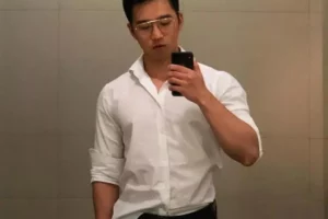 正装肌肉程序员蒙眼照被疯传，这种斯文白领我可以！-大壹博客