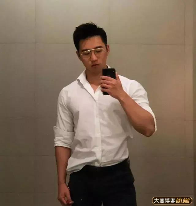 正装肌肉程序员蒙眼照被疯传,这种斯文白领我可以! 正装肌肉程序员蒙眼照被疯传,这种斯文白领我可以!